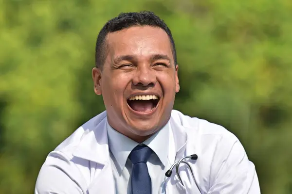 Colombiansk Manliga Läkare Skrattar — Stockfoto