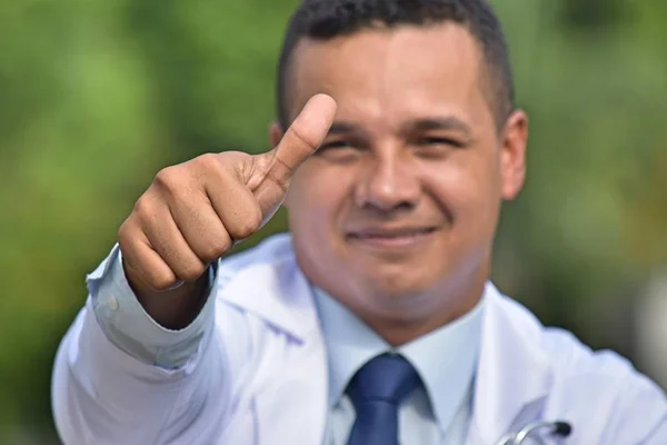 Feliz Cirujano Masculino Con Abrigo Laboratorio — Foto de Stock