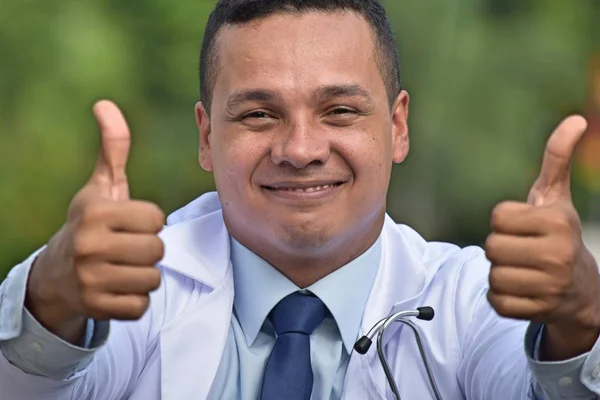 Médico Masculino Bem Sucedido Que Veste Revestimento Laboratório — Fotografia de Stock
