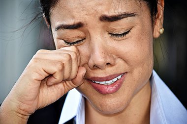 Takım elbise giymiş ağlamaklı çeşitli iş kadını