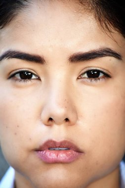 Genç kadın yüzü ciddi