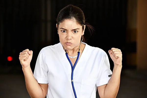 怒っている魅力的な看護師 — ストック写真