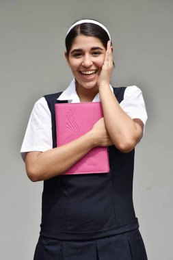 Kız öğrenci portre defter ile