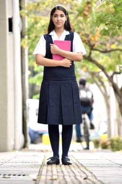 Meşgul kaldırımda duran kız Teen öğrenci