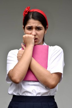 Kız öğrenci okul üniforması defter ile vurguladı