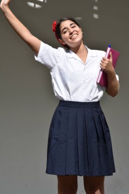 Sevimli Kolombiya kız öğrenci ve özgürlük defter ile