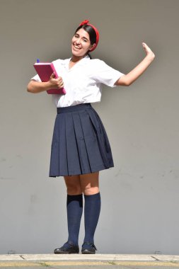 Dost şirin Kolombiyalı kişi defter ile etek giyiyor