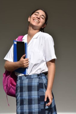 Okul üniforması giyen mutlu Katolik Kolombiya okul kız