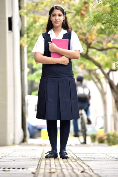 Meşgul kaldırımda duran kız Teen öğrenci