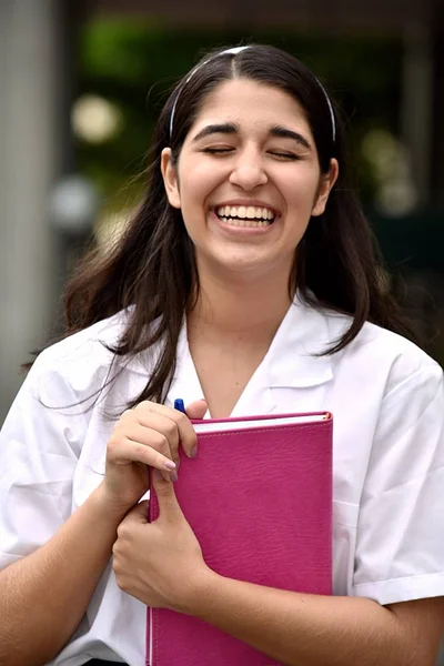 笑っているかわいいコロンビアの学校女の子学生ティーンエイ ジャー — ストック写真