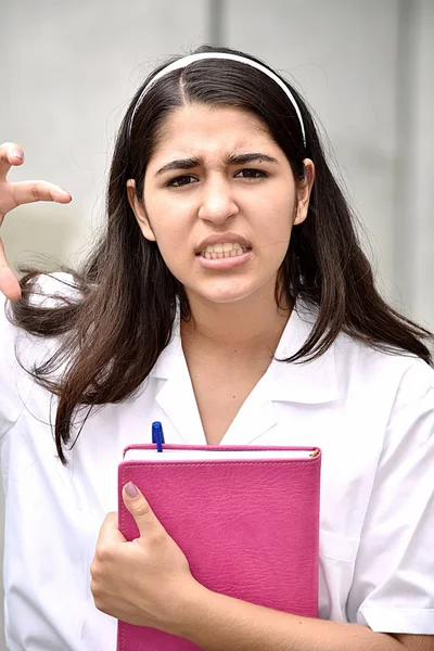 Stressige Süße Kolumbianische Studentin Mit Notizbuch — Stockfoto