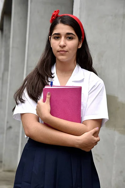 カトリックのコロンビア女の子は深刻な学生の制服を着て — ストック写真