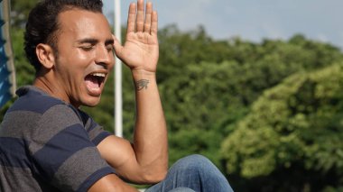 Çok memnun bir genç erkek