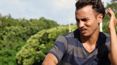 Stresli bir yakışıklı erkek