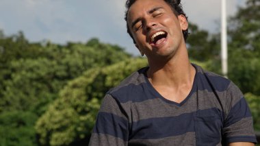 Bir azınlık erkek gülüyor