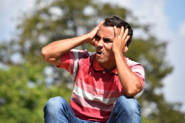 Bir endişeli Latin erkek