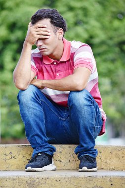 Stresli bir Hispanik erkek