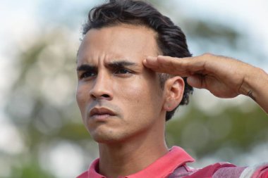 Selamlayan bir genç erkek