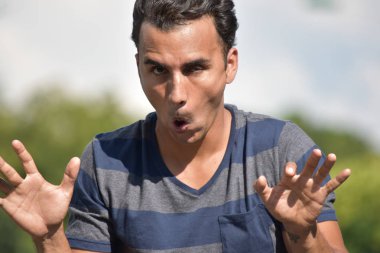 Genç erkek ve karışıklık