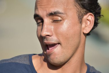 Azınlık erkek yapımı komik yüzler