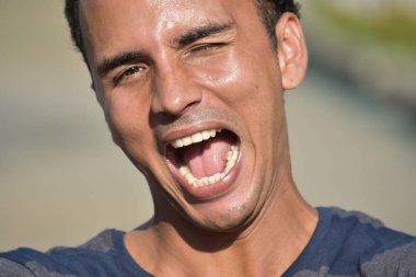 Bağırarak azınlık erkek