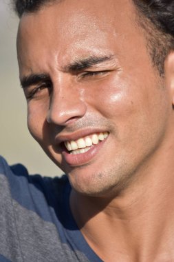 Kolombiyalı genç erkek ve mutluluk