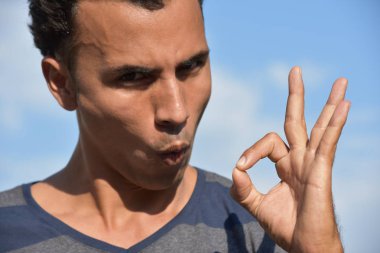 Erkek ve Tamam işareti