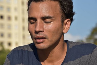 Uykulu genç Kolombiyalı erkek