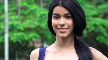 Genç bir mutlu dişi