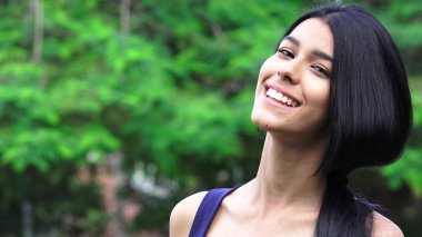 Güzel kadın neşeli