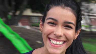 genç kız eğleniyor