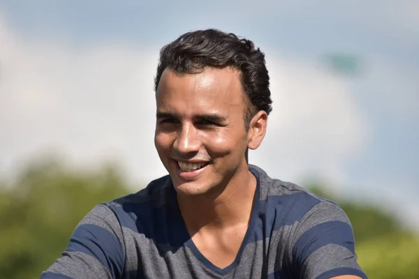 笑顔の若いコロンビア男性 — ストック写真