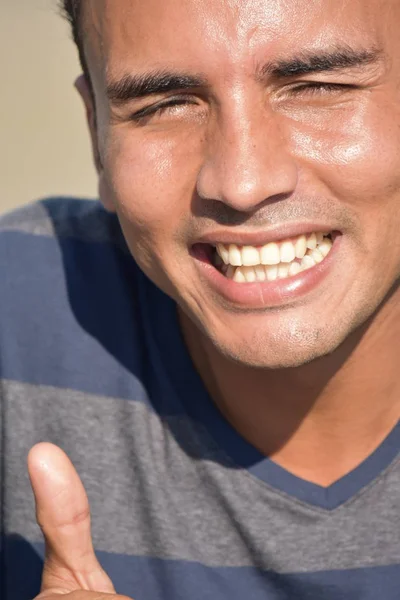 Ein Lächelnder Kolumbianischer Rüde — Stockfoto