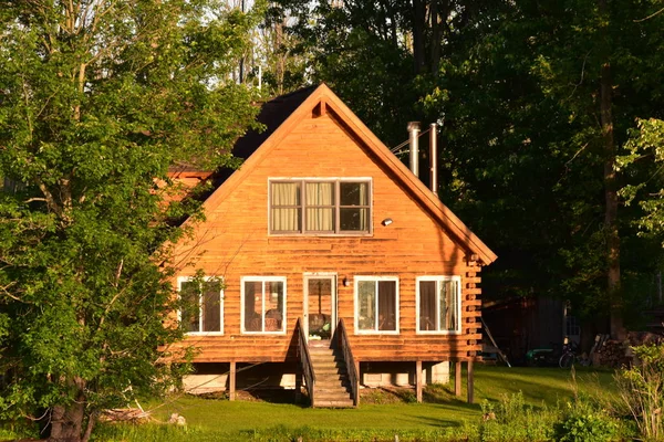 Yaz ev üçgen çatı