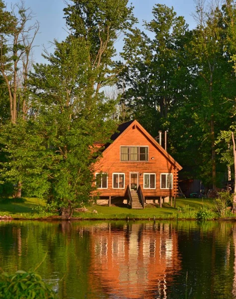 Yaz ev göl veya nehir üzerinde