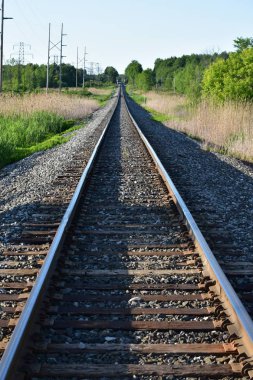 Yaz aylarında kırsal tren rayları