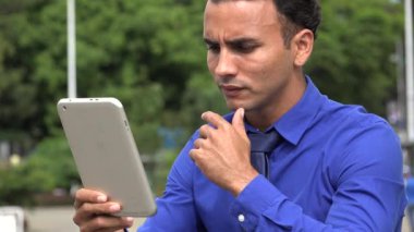 Genç İspanyol iş adamı tablet kullanma