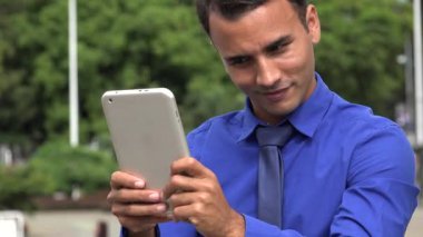 Genç İspanyol iş adamı Tablet Selfy