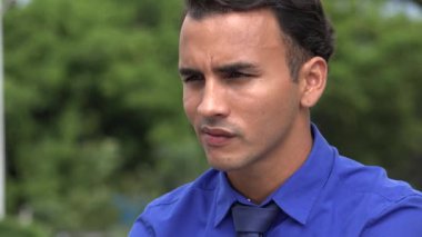 Ciddi genç İspanyol iş adamı