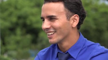 Gülümseyen genç İspanyol iş adamı