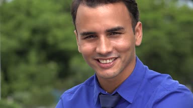 Gülümseyen mutlu genç İspanyol iş adamı