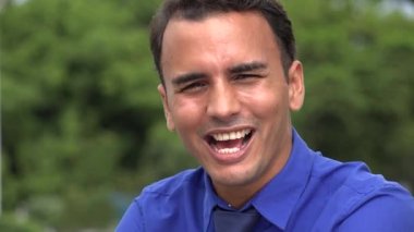 Genç İspanyol iş Man gülüyor