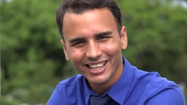 Mutlu genç İspanyol iş adamı ve kahkaha