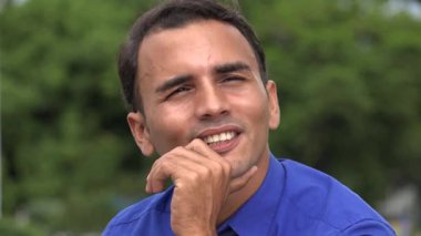 Düşünceli genç İspanyol iş adamı