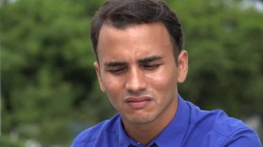 Üzgün genç İspanyol iş adamı