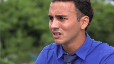 Korkulu genç İspanyol iş adamı