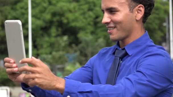 Jovem hispânico homem de negócios filmando vídeo usando Tablet — Vídeo de Stock