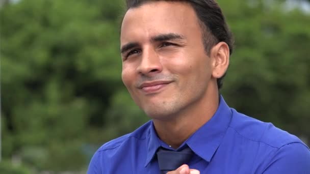 Esperançoso jovem hispânico homem de negócios — Vídeo de Stock
