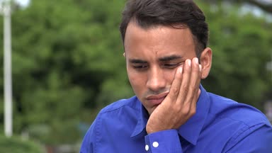 Öfkeli genç İspanyol iş adamı ve öfke