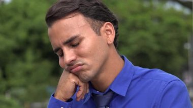 Üzgün karışık genç İspanyol iş adamı